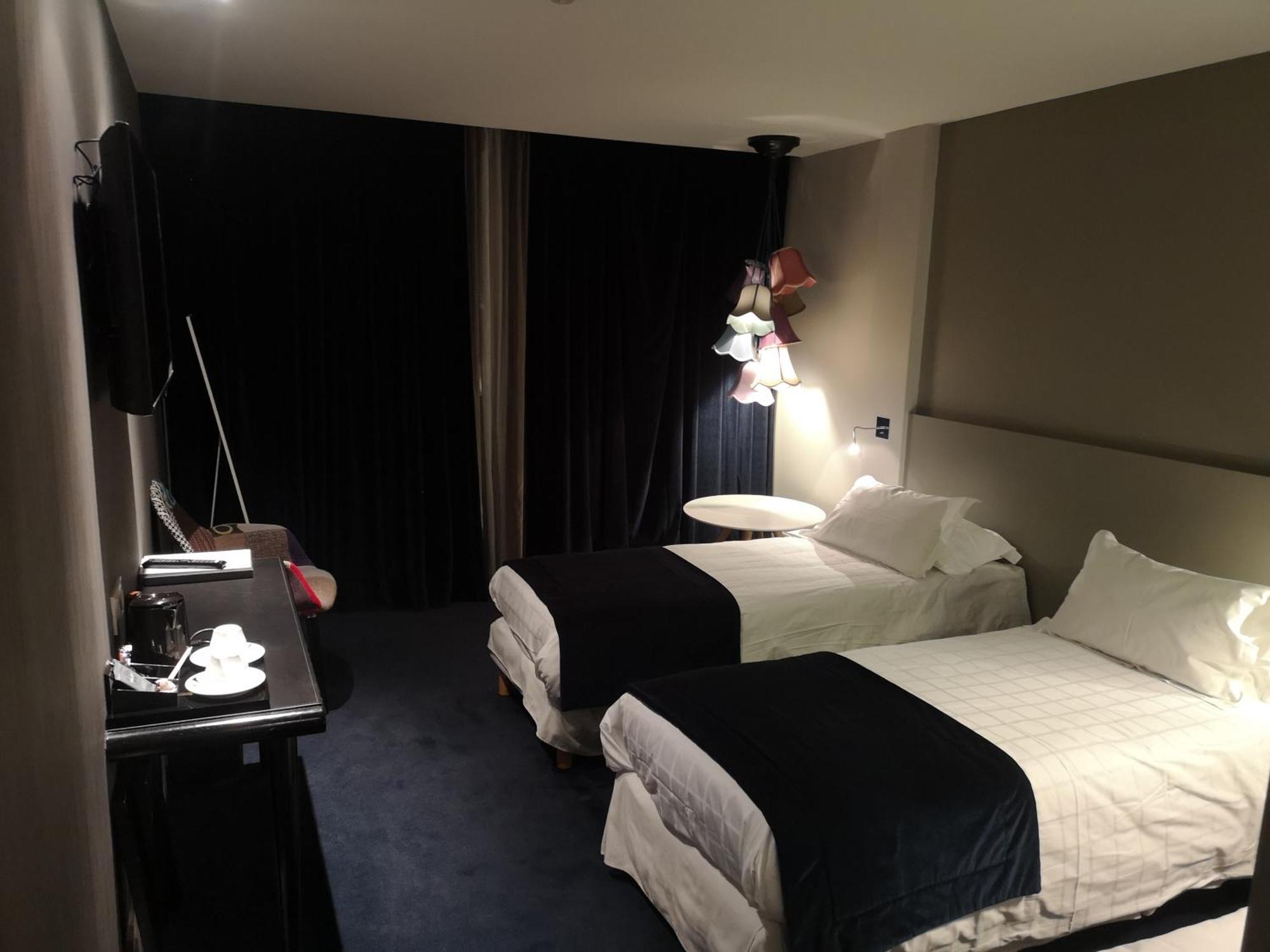 Hotel Le Cinq Hyper - Centre Chambéry Exteriör bild